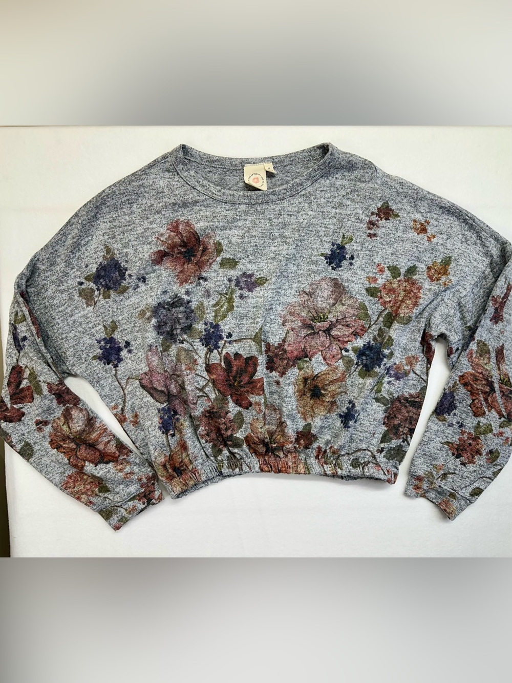 Live In The Moment Woman’s MED Brushed Gray & Floral Crop Top w/Dolman Sleeve